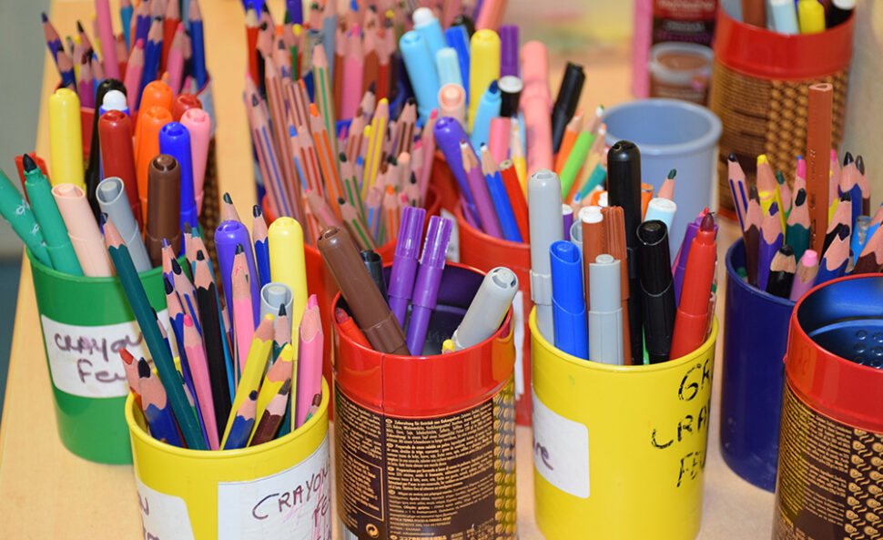 des pots de crayons au centre de loisirs