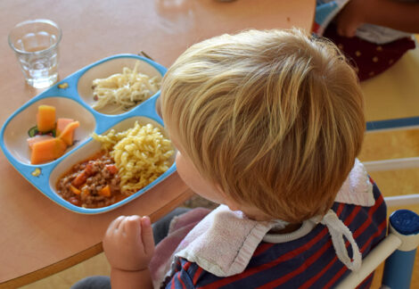 Un enfant déjeunant au multi-accueil