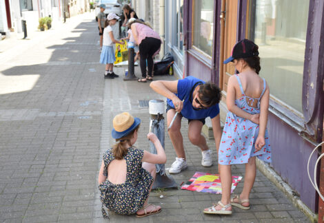Les élèves de la Bouffée d'art en cours de réalisation du projet de street art