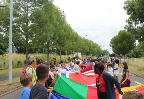 Des enfants portant les drapeaux des pays participant aux Jeux olympiques