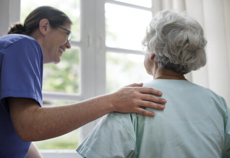 Une infirmière prend soin d'une personne âgée