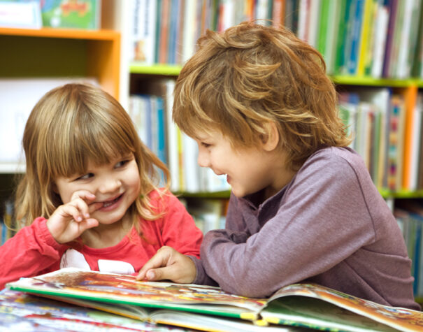 Deux enfants dans une bibliothèque