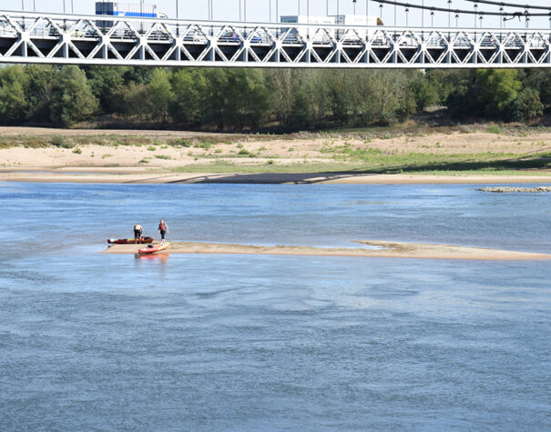 Un canoë sur le sable au milieu de la Loire