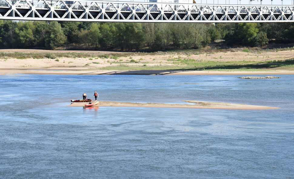 Un canoë sur le sable au milieu de la Loire