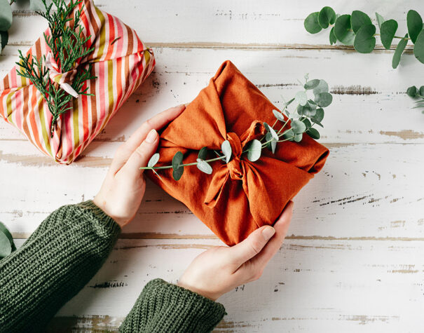 Furoshiki, paquet cadeau enveloppé de tissu