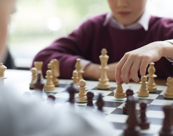 Un enfant jouant au jeu d'échecs