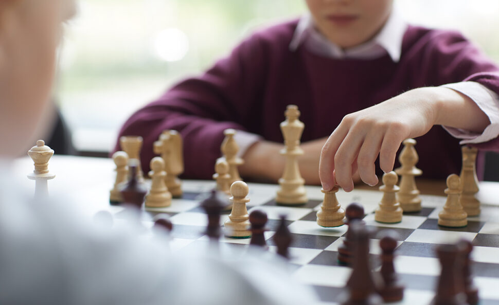 Un enfant jouant au jeu d'échecs