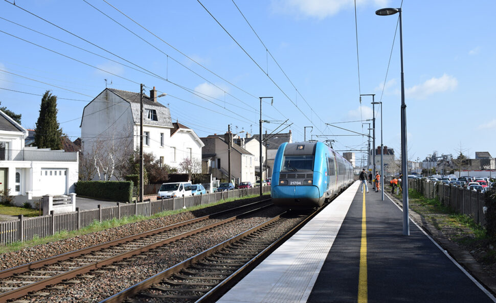 Un train sur le quai de la gare d'Ancenis-Saint-Géréon